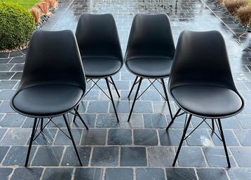 Chaises en similicuir noir beschikbaar voor biedingen