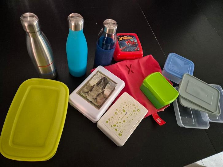 Gratis assortiment (brood)doosjes, drinkflessen, boc n roll, Huis en Inrichting, Keuken | Tupperware, Ophalen