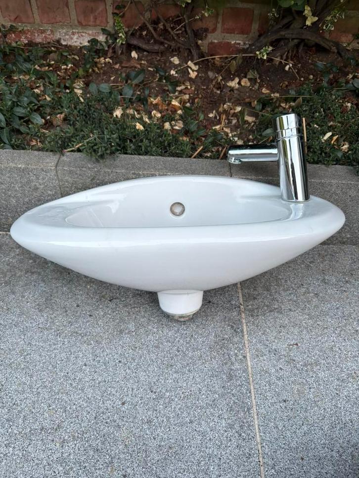 Kleine wastafel incl. kraan met drukknop., Doe-het-zelf en Bouw, Sanitair, Gebruikt, Kraan, Chroom, Ophalen