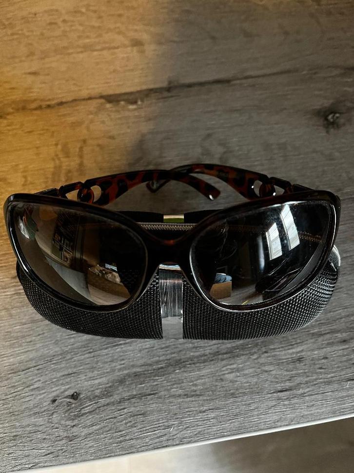 Zonnebrillen , portemonnees., Handtassen en Accessoires, Zonnebrillen en Brillen | Dames, Zo goed als nieuw, Zwart, Ophalen of Verzenden