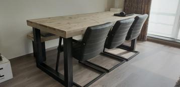 Eettafel op maat gemaakt beschikbaar voor biedingen