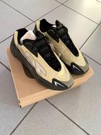 Adidas Yeezy boost 700 MNVN Resin en taille 45 1/3, Nieuw, Sneakers, Adidas, Ophalen