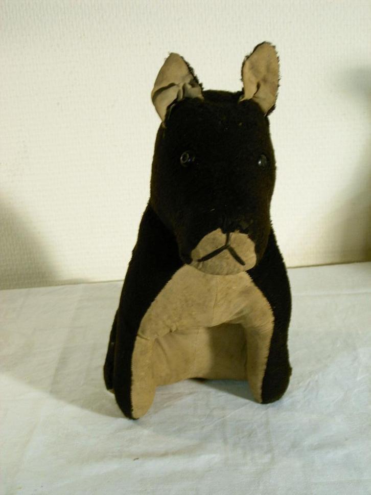 Oude stoffen bruine zittende hond, Antiek en Kunst, Curiosa en Brocante, Ophalen of Verzenden