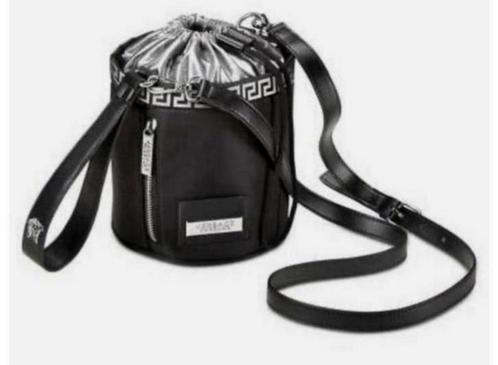 Versace Parfums Ronde Tas - Zwart & Zilver NIEUW parfum bag, Handtassen en Accessoires, Tassen | Damestassen, Nieuw, Zwart, Ophalen of Verzenden
