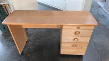Vol eiken bureau beschikbaar voor biedingen