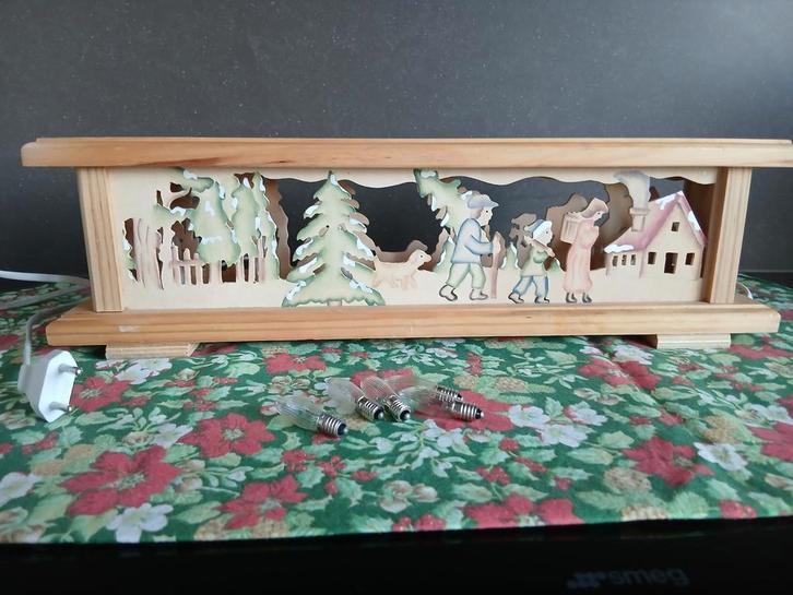 TRÈS BELLE SCÈNE EN BOIS SCULPTÉ AVEC LUMIÈRES, Divers, Noël, Comme neuf, Enlèvement ou Envoi