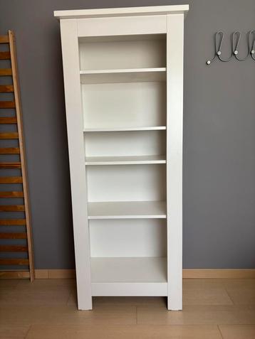 Boekenkast beschikbaar voor biedingen