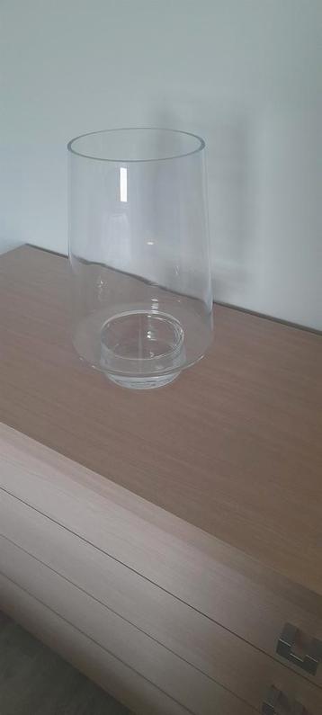 Grote glazen vaas beschikbaar voor biedingen