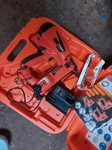 Paslodeafwerktacker im50f18  afwerknagelapparaat, Doe-het-zelf en Bouw, Overige Doe-Het-Zelf en Bouw, Zo goed als nieuw, Ophalen