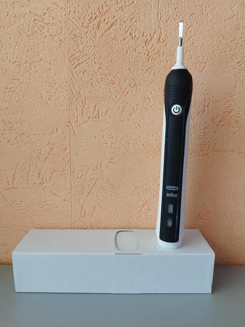 Oral-B Electrische tandenborstel + oplader - Type 3757, Electroménager, Équipement de Soins personnels, Envoi