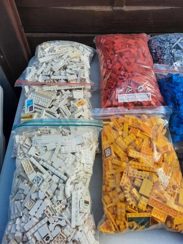 Losse gesorteerde lego met boekjes beschikbaar voor biedingen