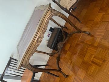 Louis XV stijl houten tafel beschikbaar voor biedingen