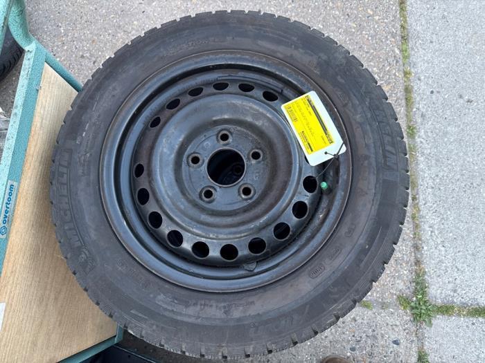 Velg + Winterband van een Volkswagen Caddy, Auto-onderdelen, Banden en Velgen, Personenwagen, Gebruikt, 3 maanden garantie