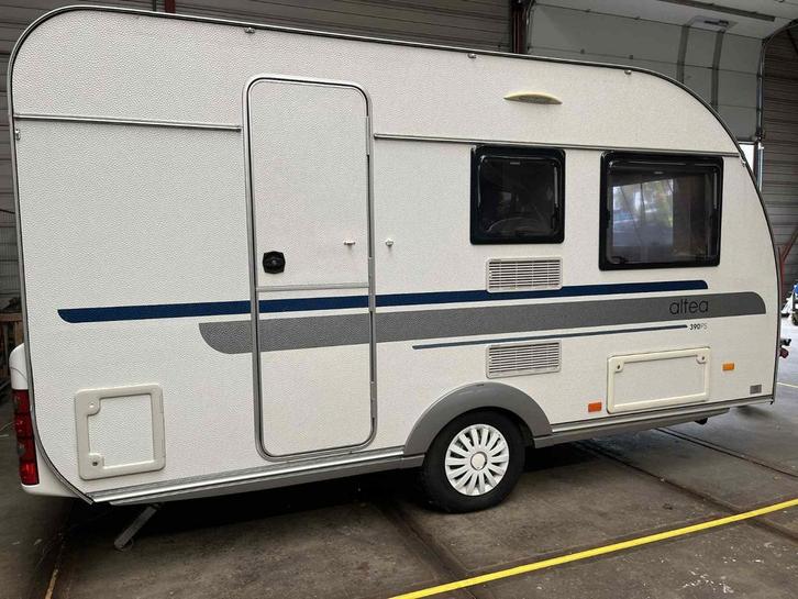 Adria altea 390 met grote voortent en zijaanbouw, Caravans en Kamperen, Caravans, Particulier, Adria, Vast bed, Douche, Koelkast