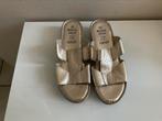 Goudkleurige slippers, Kleding | Dames, Ophalen of Verzenden, Zo goed als nieuw, Slippers