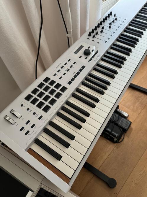 Arturia KeyLab 8 mk2, Musique & Instruments, Claviers, Comme neuf, 88 touches, Autres marques, Sensitif, Avec pied, Connexion MIDI