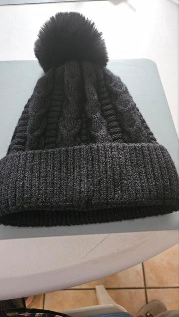 Bonnet noir avec pompon bien chaud beschikbaar voor biedingen