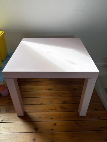 Speelgoed tafel  beschikbaar voor biedingen