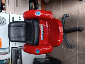 Leuke kinderstoel met riempjes beschikbaar voor biedingen