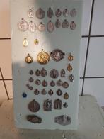 Set van 45 medailles + 3 heilige prijzen + 2 kruisbeelden +, Antiek en Kunst, Antiek | Religieuze voorwerpen, Ophalen of Verzenden