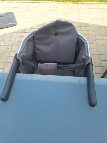 Babystoel voor aan grote tafel, makkelijk mee te nemen beschikbaar voor biedingen