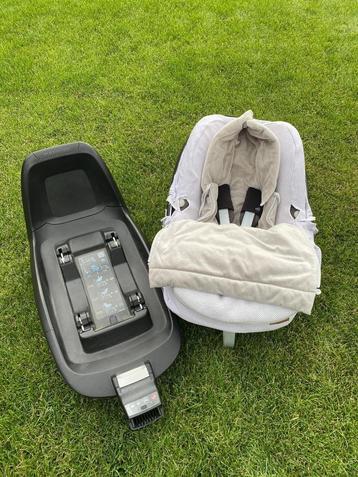 Maxi Cosi Pebble plus + Isofix 2 way fix base beschikbaar voor biedingen
