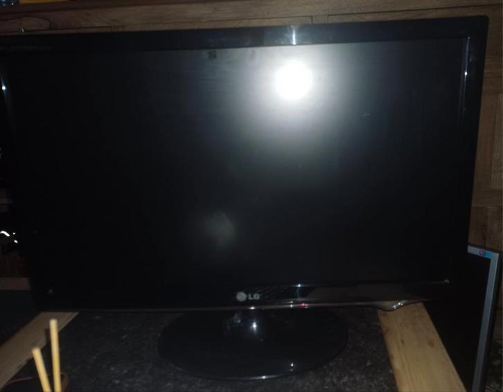 LG scherm 24 inch LG flatron w2361v, Computers en Software, Monitoren, Zo goed als nieuw, HDMI, IPS, HD, Ophalen