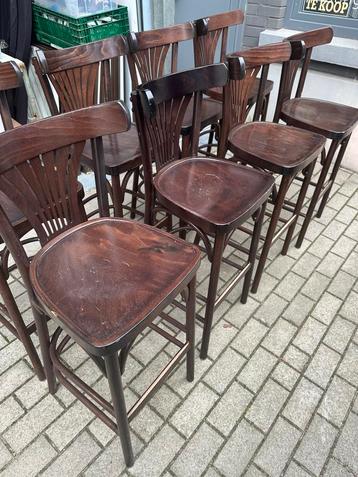 8 houten bar stoelen beschikbaar voor biedingen