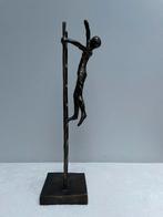 Antiek bronzen beeld ladderman ‘op weg naar de top’, Antiek en Kunst, Ophalen, Brons