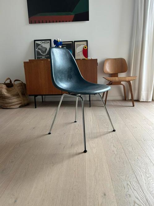 Vintage Eames sidechair Navy Blue - fibreglass – H. Miller, Huis en Inrichting, Stoelen, Wit, Ophalen of Verzenden