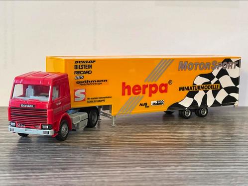 Herpa Scania 143 Motorsport met accessoires 1/87, Hobby en Vrije tijd, Modelauto's | 1:87, Zo goed als nieuw, Herpa, Ophalen of Verzenden