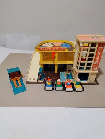 Fisher Price Vintage garage met auto's en popjes en laadbrug beschikbaar voor biedingen
