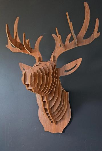 Prachtige houten hertenkop wanddecoratie  beschikbaar voor biedingen