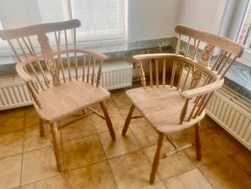 Twee unieke windsor stoelen beschikbaar voor biedingen