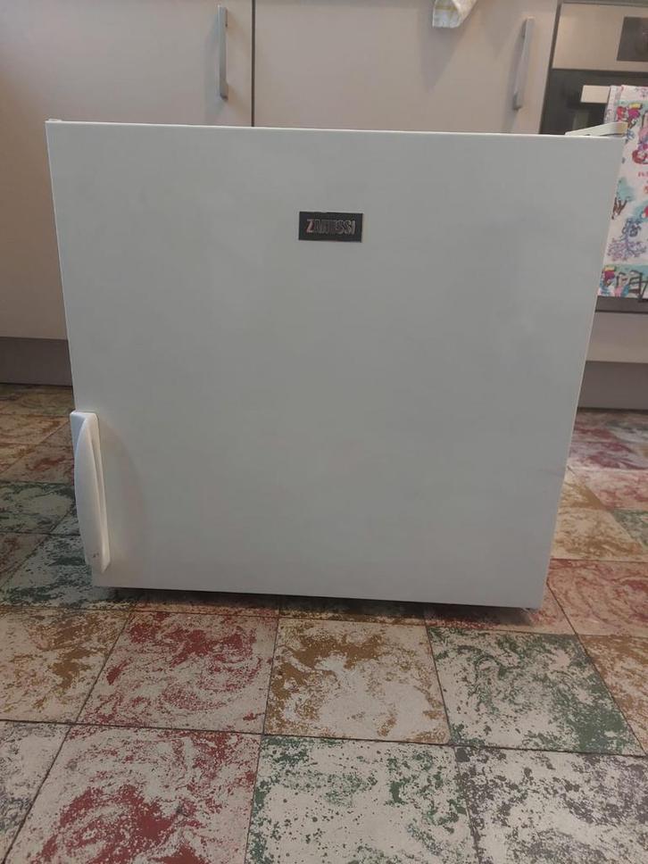 Congélateur ZANUSSI ZFX51400WA, Elektronische apparatuur, Vriezers en Diepvrieskisten, Gebruikt, Vrieskast, Minder dan 85 cm, Minder dan 60 cm