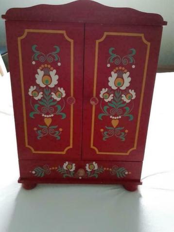 Vintage houten poppenkleedkastje beschikbaar voor biedingen