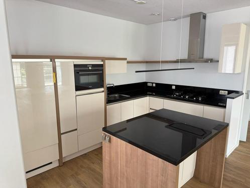 Uitgeruste keuken met eiland, Huis en Inrichting, Keuken | Complete keukens, Zo goed als nieuw, Ophalen