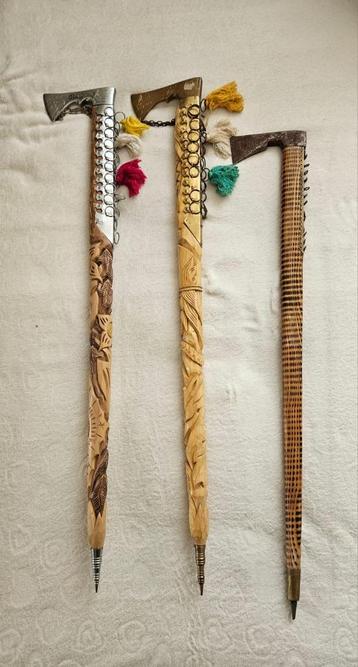 Unieke set van 3 handgesneden houten bergbijlen (ciupagi) beschikbaar voor biedingen