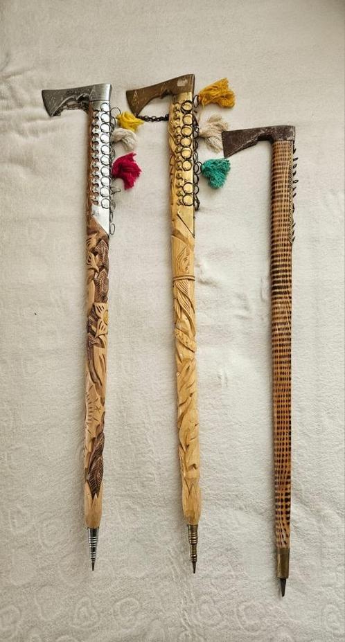 Unieke set van 3 handgesneden houten bergbijlen (ciupagi), Antiek en Kunst, Kunst | Beelden en Houtsnijwerken, Ophalen of Verzenden