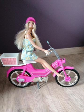 Barbie pop met scooter