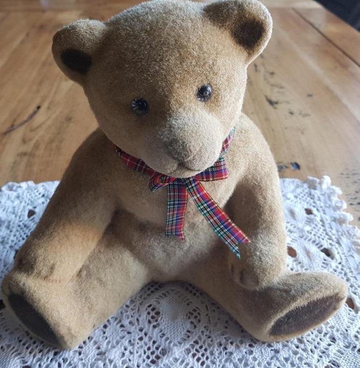 Grote vintage flock teddy beer met geruite strik, Antiek en Kunst, Curiosa en Brocante, Ophalen of Verzenden