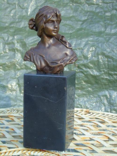 borstbeeld van een vrouw in brons op marmer gesigneerd..., Antiek en Kunst, Antiek | Brons en Koper, Brons, Ophalen