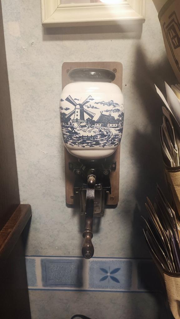 Vintage delft koffiemolen in prima staat met glazen bakje, Antiek en Kunst, Antiek | Keukengerei, Ophalen of Verzenden