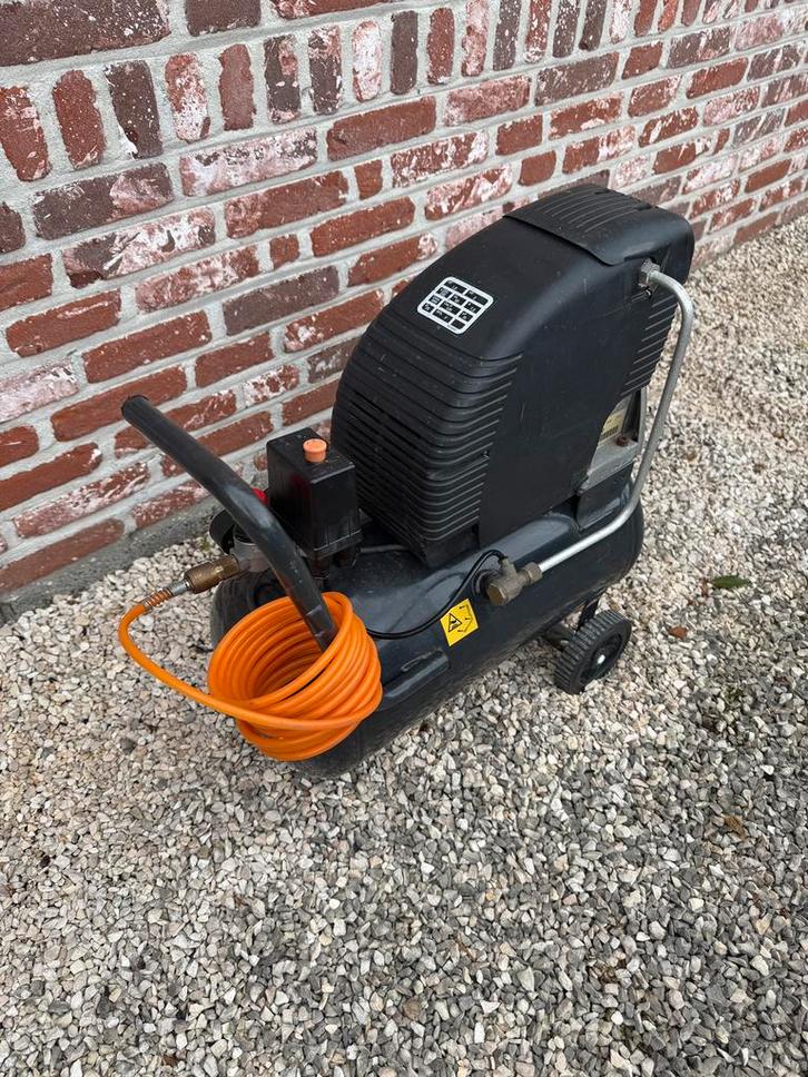 Compressor 8 bar / 2pk / 24 liter tank, op wielen, Doe-het-zelf en Bouw, Compressors, Gebruikt, 6 tot 10 bar, Minder dan 25 liter