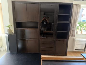 Eettafel en bijhorende kast beschikbaar voor biedingen