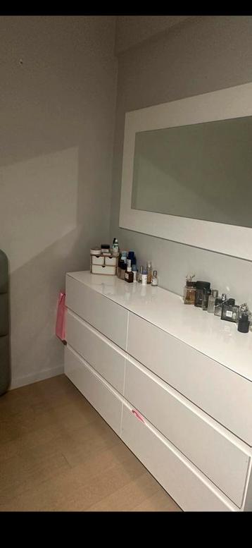 Dressoir en spiegel set beschikbaar voor biedingen