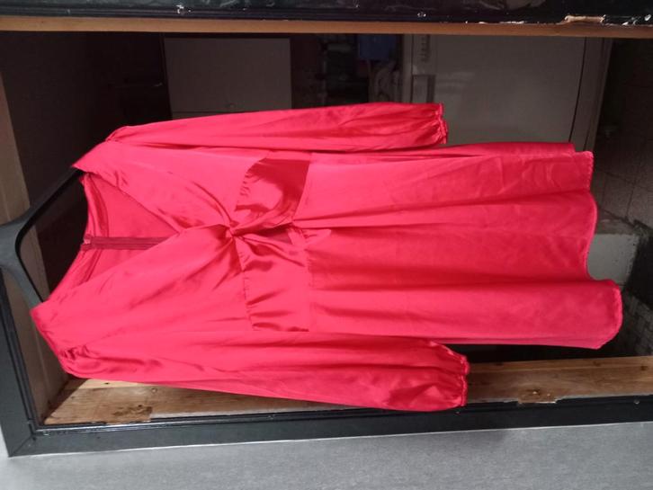 Robe satin 46, Kleding | Dames, Jurken, Nieuw, Rood, Ophalen of Verzenden