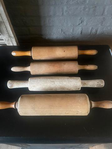 Oude houten deegrollen beschikbaar voor biedingen