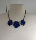 Halsketting met hoogblauwe steentjes, Handtassen en Accessoires, Kettingen, Kunststof, Verstelbaar, Blauw, Ophalen of Verzenden
