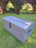 Coffre en bois peint sur roulettes, Ophalen, Gebruikt